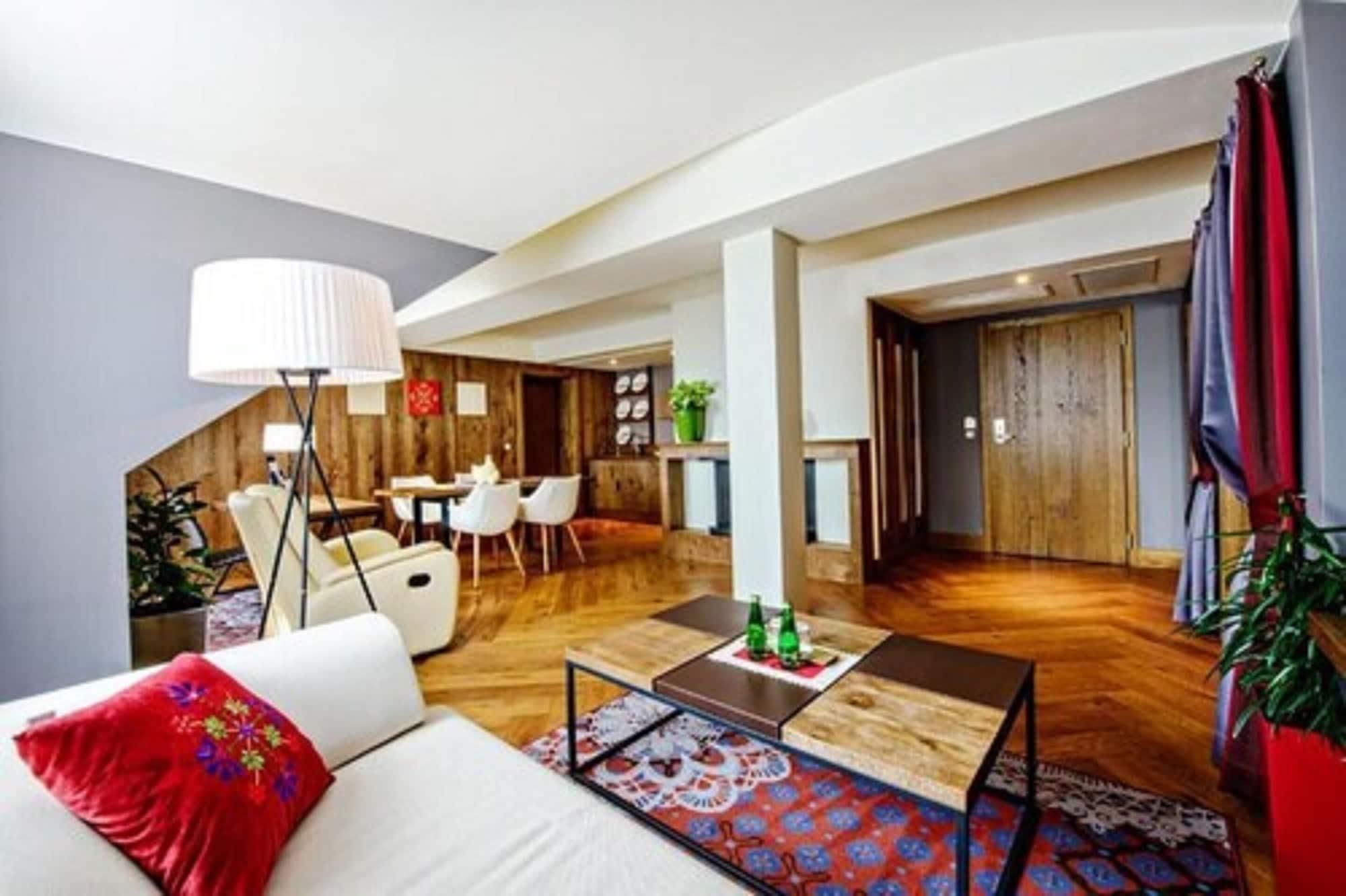 ブリストル トラディッション&ラグジュアリー ホテル ジェシュフ エクステリア 写真 A suite at the hotel