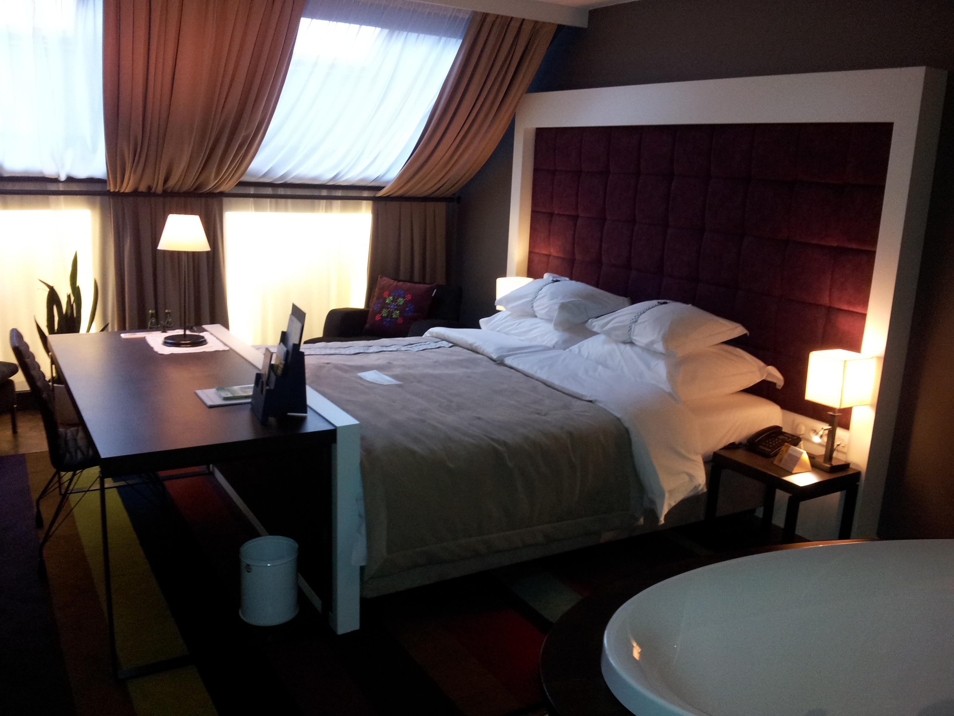 ブリストル トラディッション&ラグジュアリー ホテル ジェシュフ エクステリア 写真 A room at the hotel
