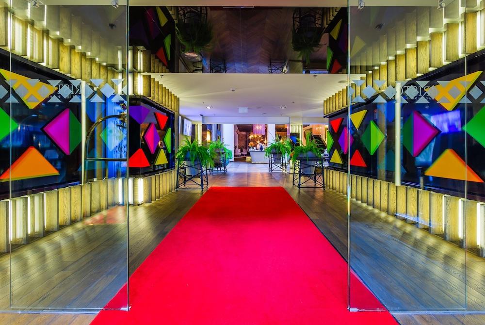 ブリストル トラディッション&ラグジュアリー ホテル ジェシュフ エクステリア 写真 The lobby of the hotel