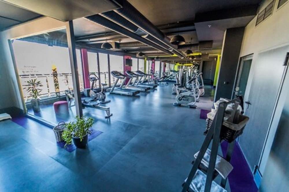 ブリストル トラディッション&ラグジュアリー ホテル ジェシュフ エクステリア 写真 The gym at the University of Roehampton