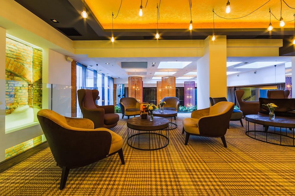 ブリストル トラディッション&ラグジュアリー ホテル ジェシュフ エクステリア 写真 The lobby of the hotel