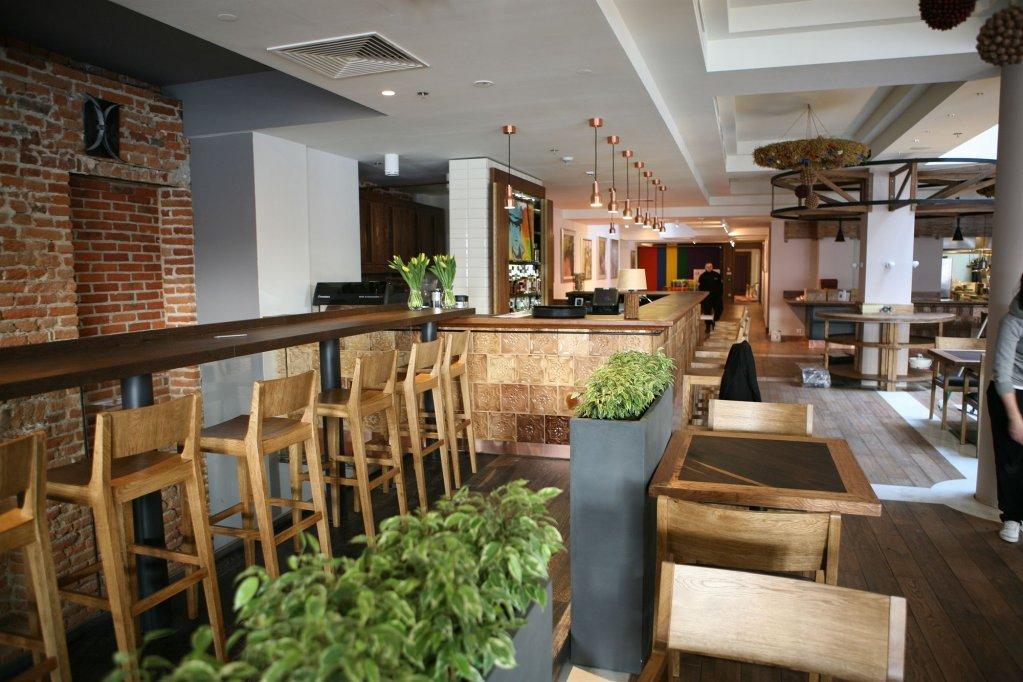 ブリストル トラディッション&ラグジュアリー ホテル ジェシュフ エクステリア 写真 The interior of a typical restaurant