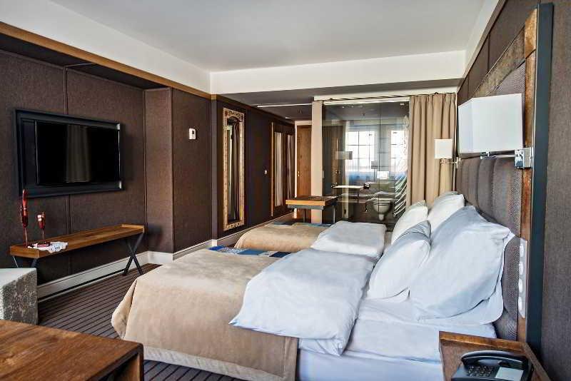 ブリストル トラディッション&ラグジュアリー ホテル ジェシュフ エクステリア 写真 A room at the hotel