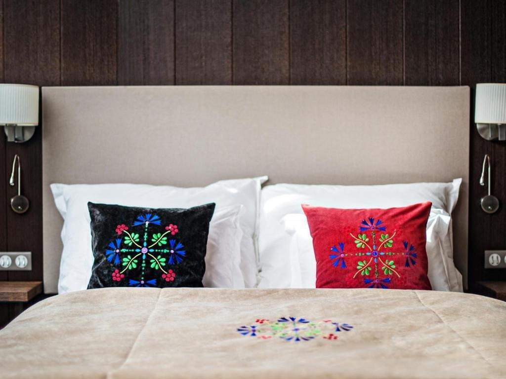 ブリストル トラディッション&ラグジュアリー ホテル ジェシュフ エクステリア 写真 A bed with cushions