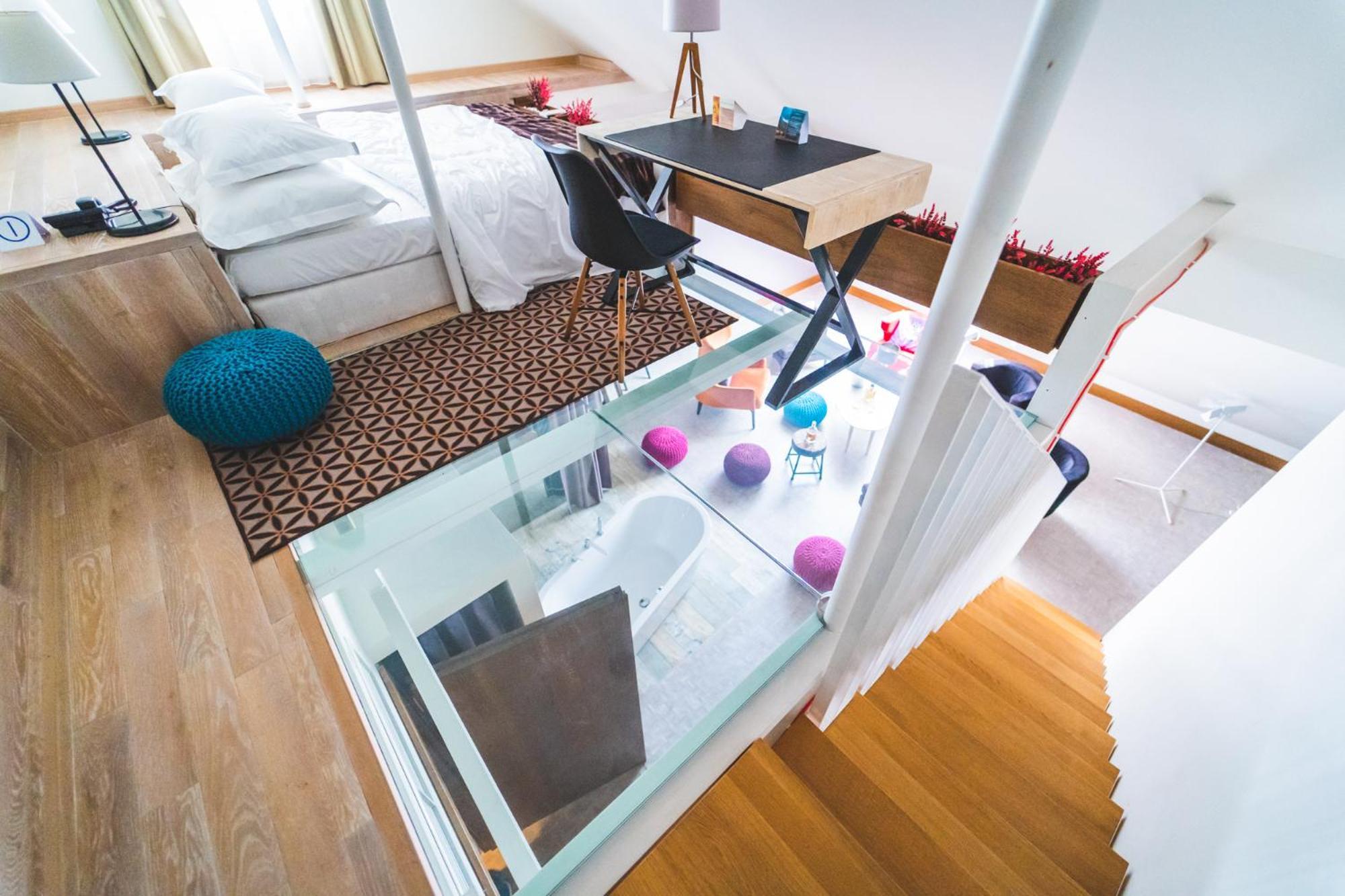 ブリストル トラディッション&ラグジュアリー ホテル ジェシュフ エクステリア 写真 A glass floor in a home