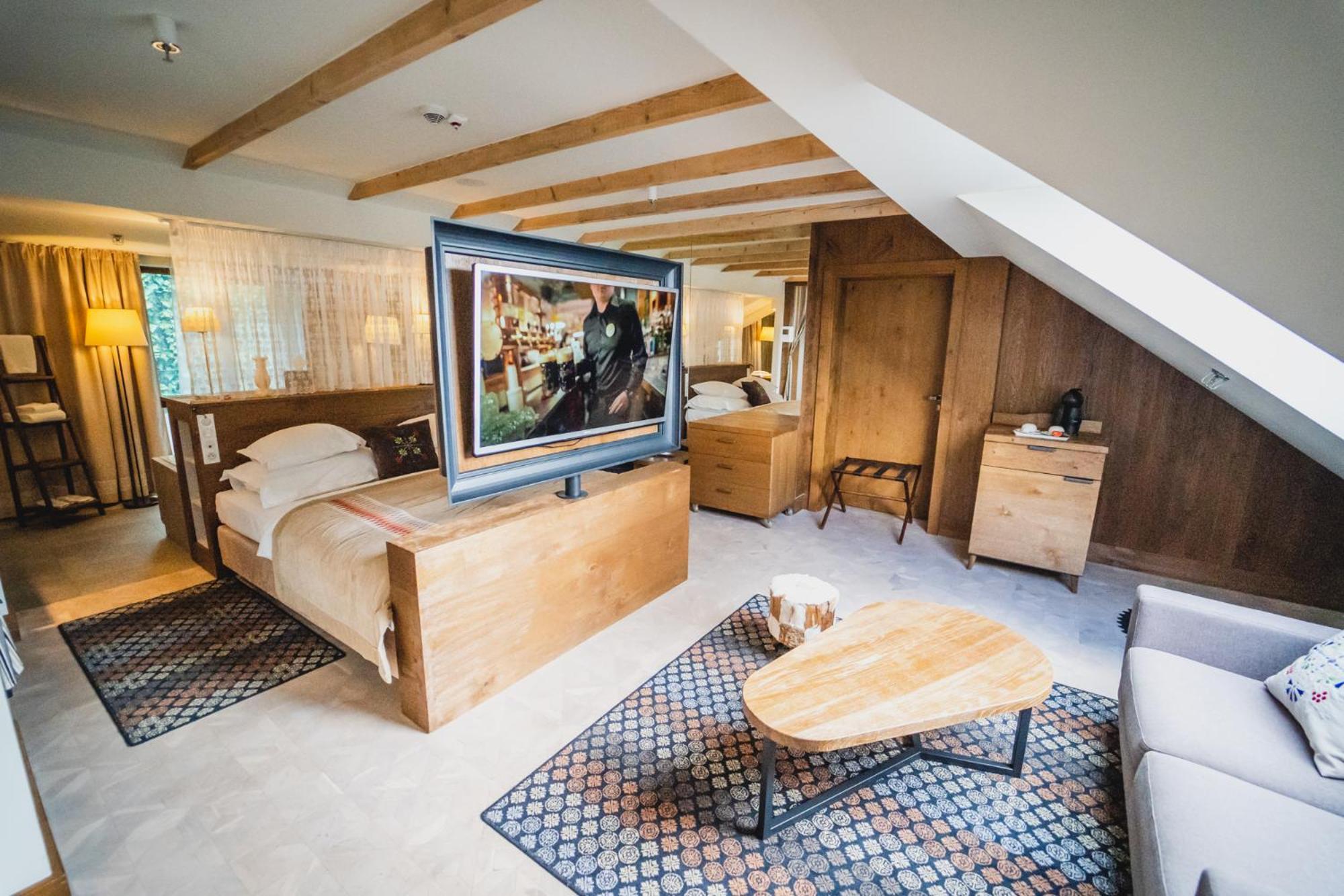 ブリストル トラディッション&ラグジュアリー ホテル ジェシュフ エクステリア 写真 A room at the hotel