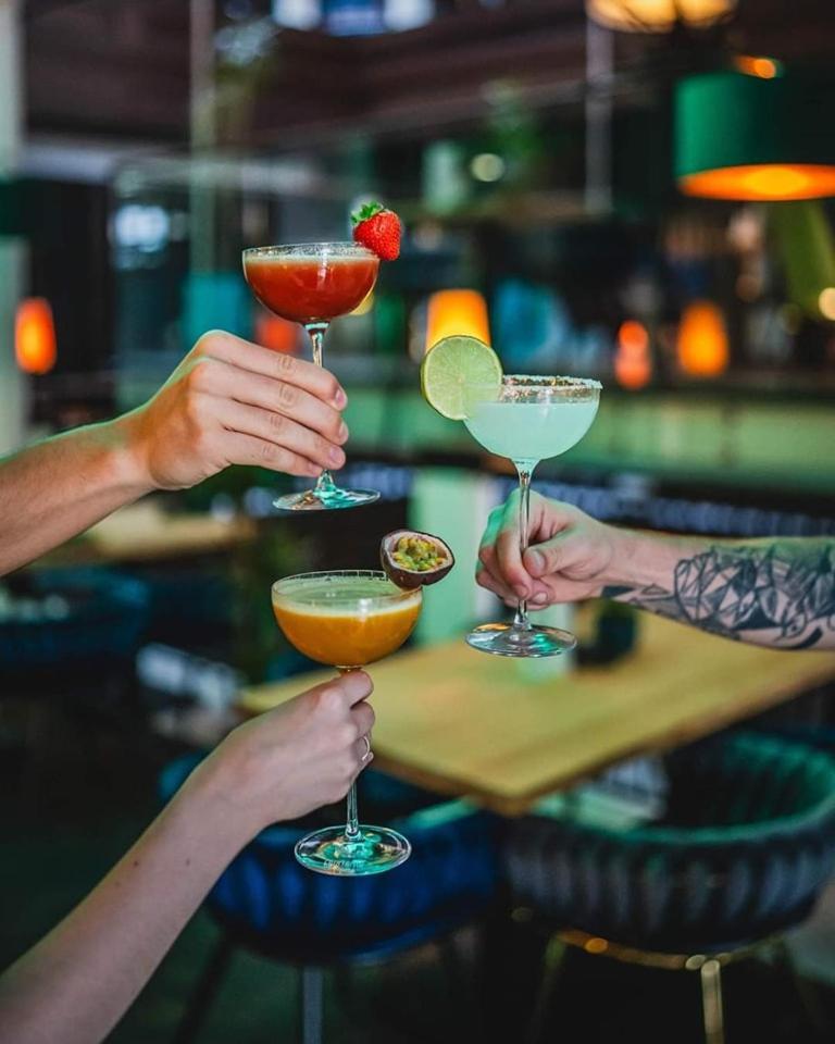 ブリストル トラディッション&ラグジュアリー ホテル ジェシュフ エクステリア 写真 Cocktails