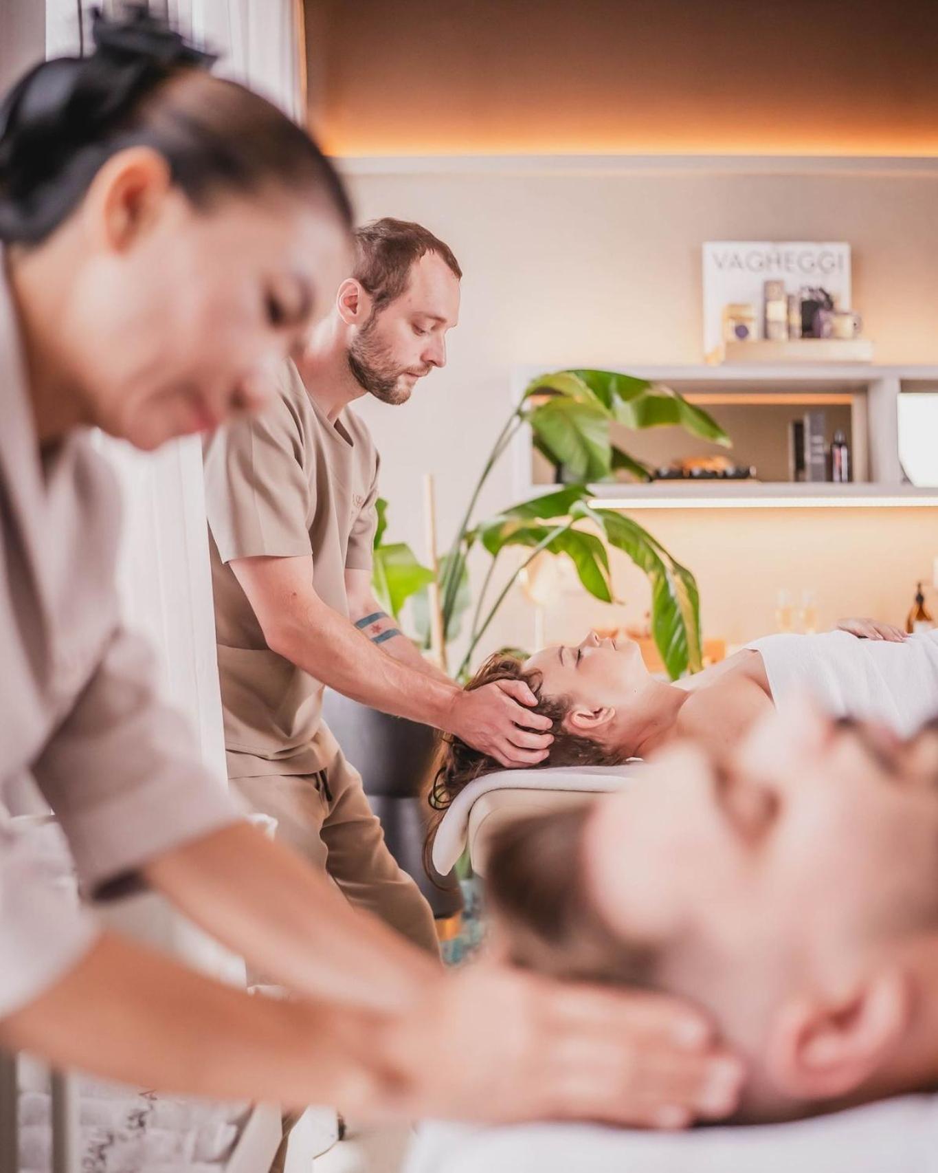 ブリストル トラディッション&ラグジュアリー ホテル ジェシュフ エクステリア 写真 A massage therapist working on a client