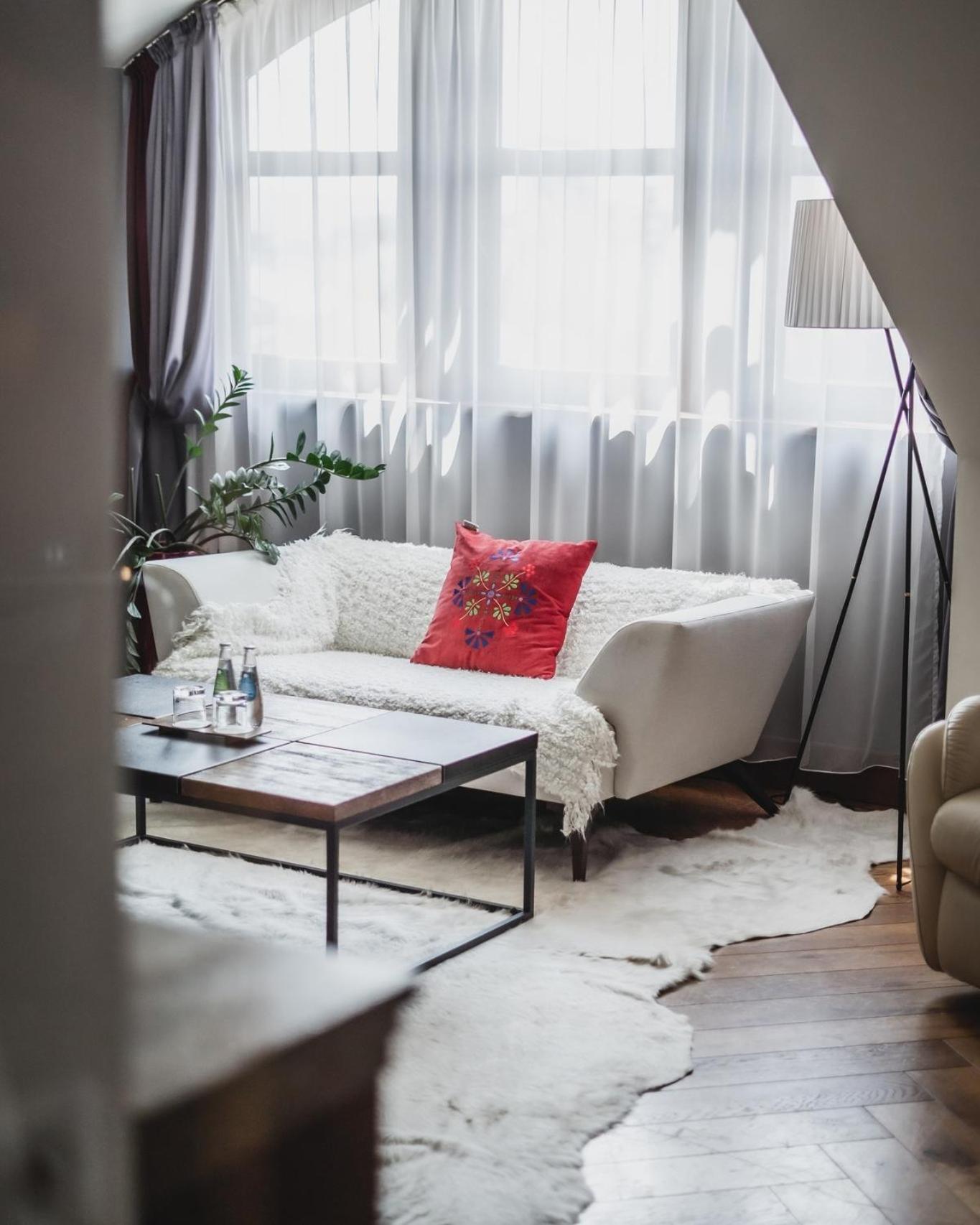 ブリストル トラディッション&ラグジュアリー ホテル ジェシュフ エクステリア 写真 A living room with a sofa